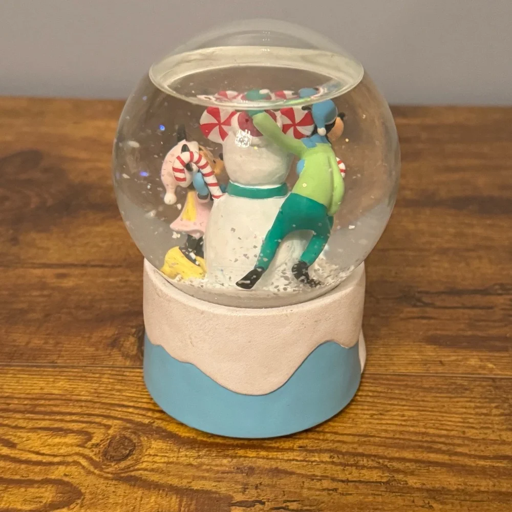 Disney Hallmark Musical‎ Snow Globe Christmas Candy Goofy Minnie Donald Mickey